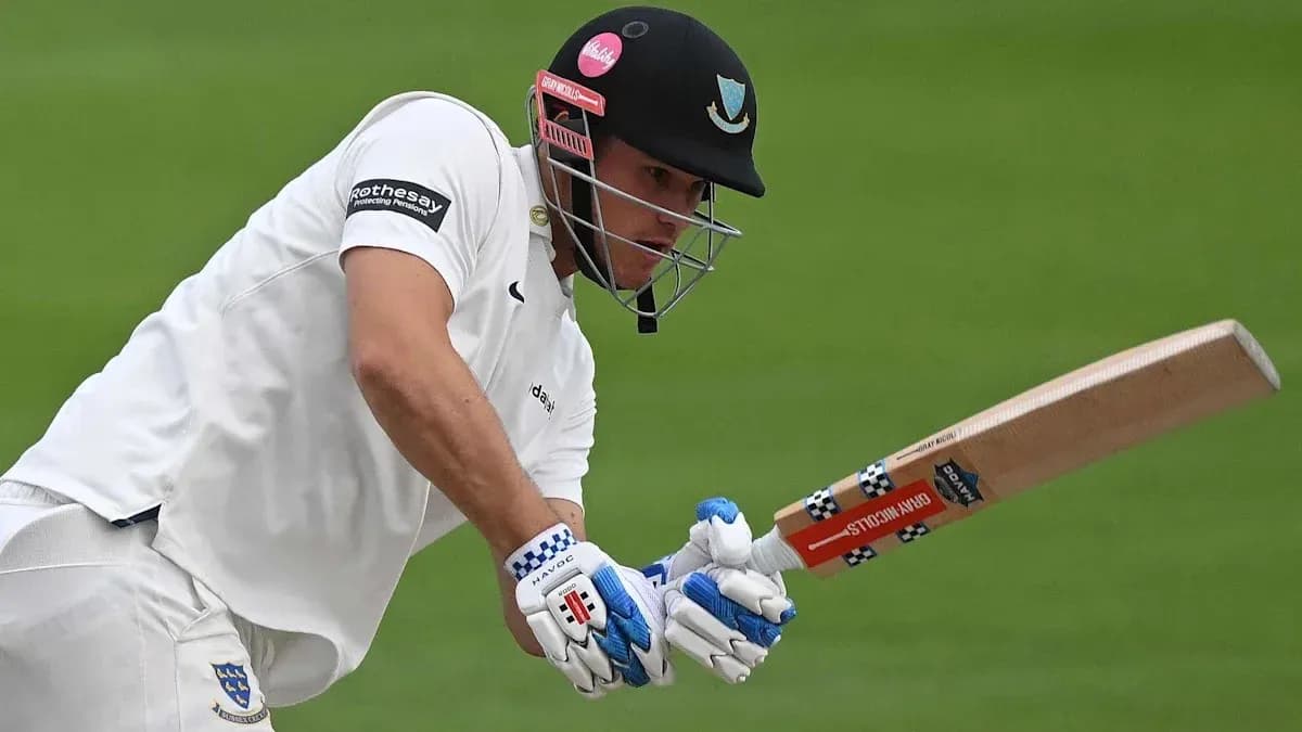 Joueur de cricket frappant la balle avec une batte