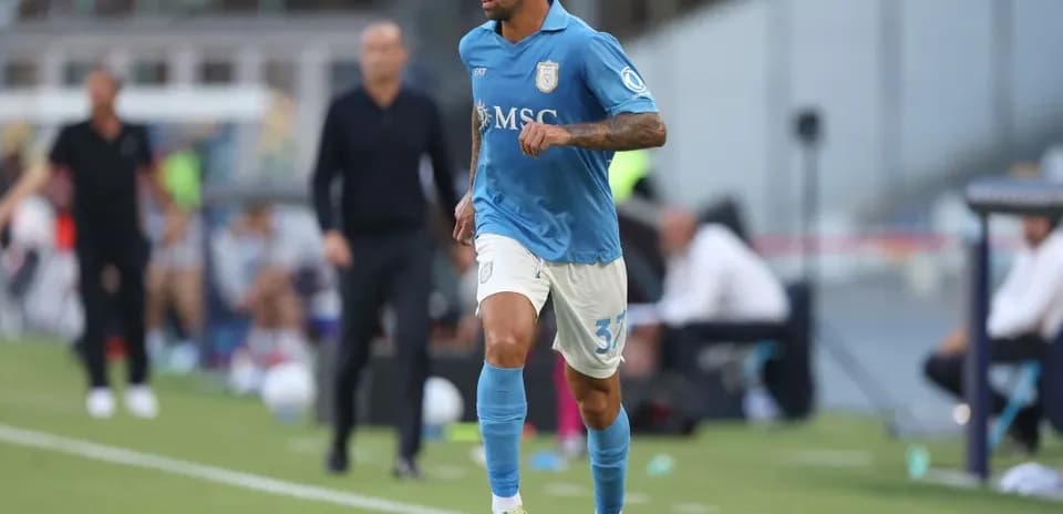 Joueur courant avec le ballon sur le terrain