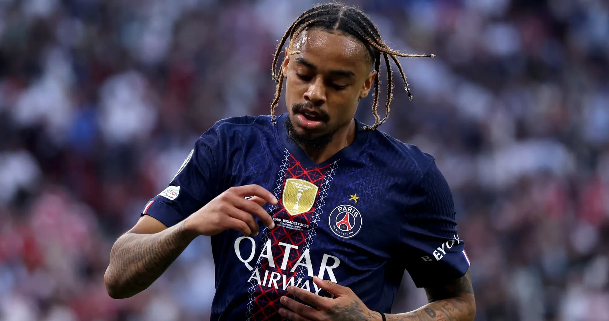 Joueur de PSG touchant son maillot pendant le match