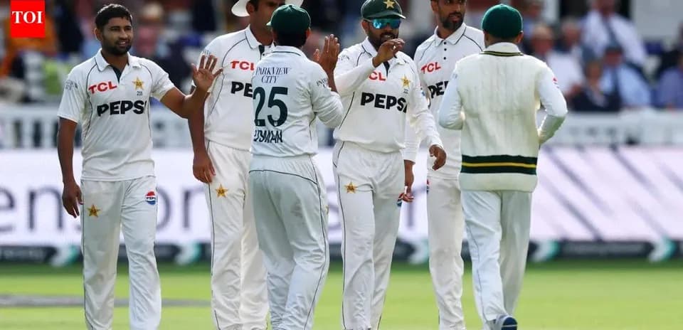 Équipe du Pakistan célébrant un wicket sur le terrain