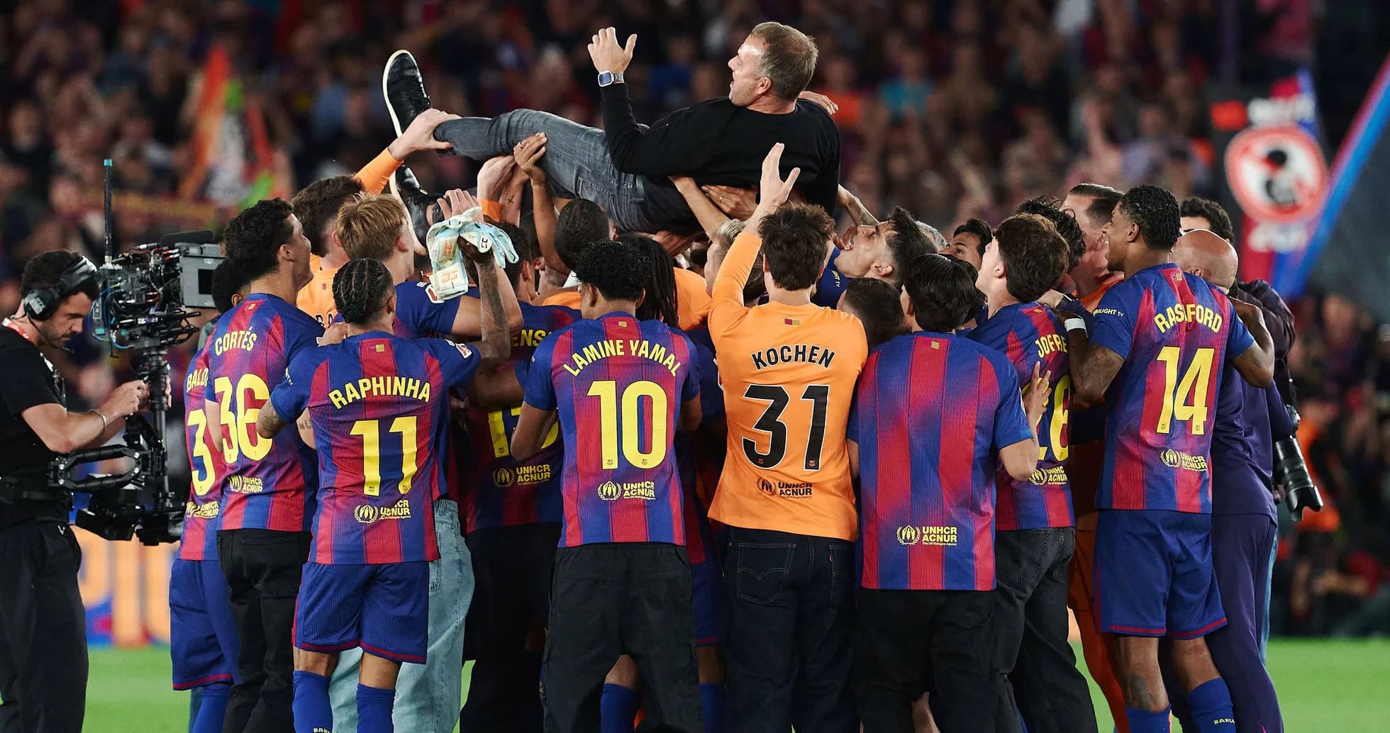 Joueurs de Barcelone portant leur entraîneur en célébration