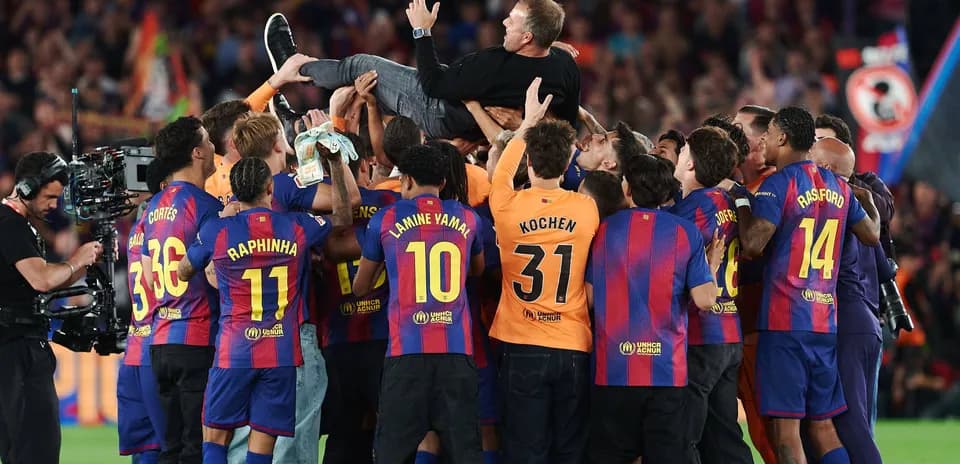 Joueurs de Barcelone portant leur entraîneur en célébration