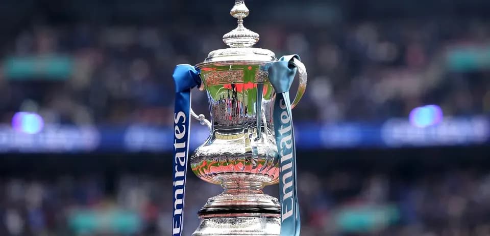 Trophée de la FA Cup avec rubans Emirates