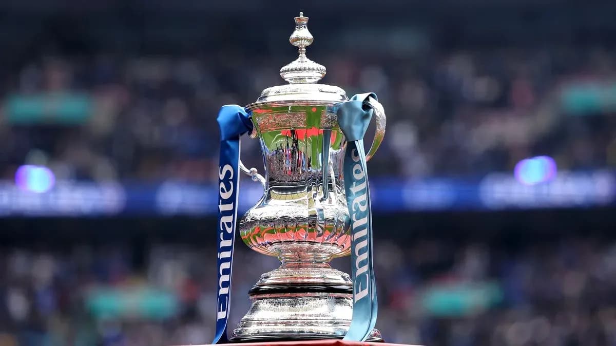 Trophée de la FA Cup avec rubans Emirates