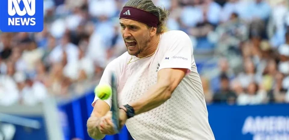 Joueur frappant une balle lors d'un match de tennis