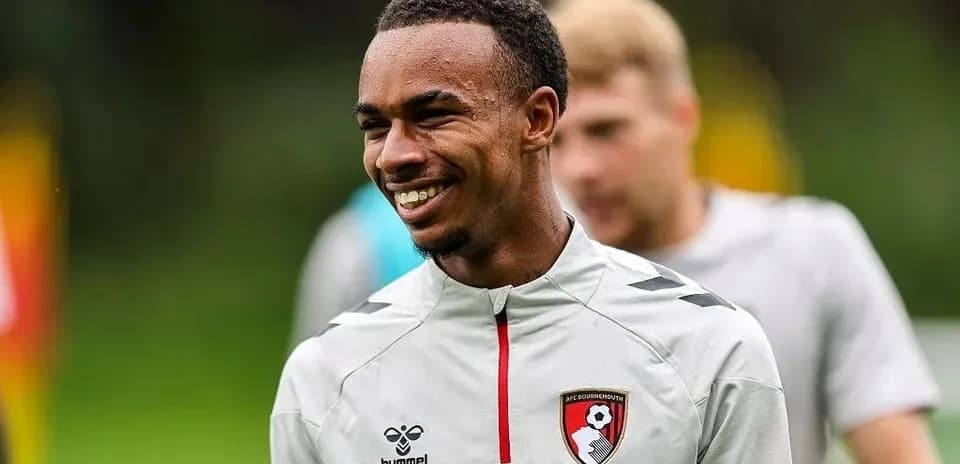Joueur souriant lors de l'entraînement de Bournemouth
