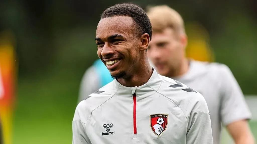 Joueur souriant lors de l'entraînement de Bournemouth