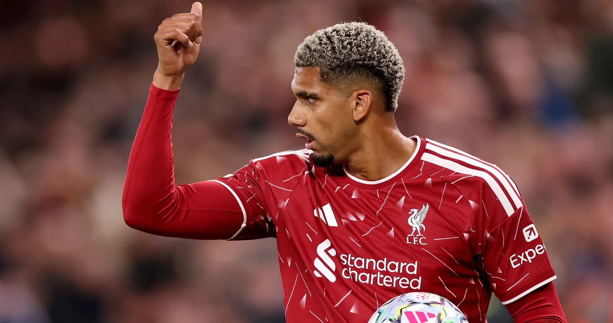 Joueur de Liverpool levant le pouce sur le terrain