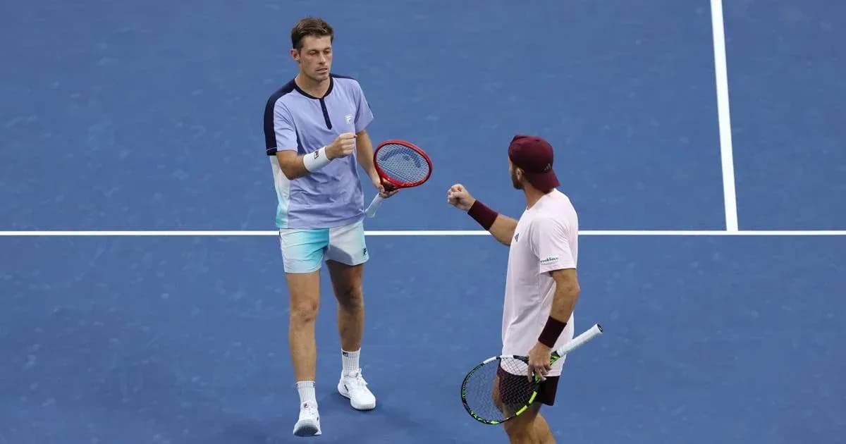 Deux joueurs de tennis célébrant un point sur le court