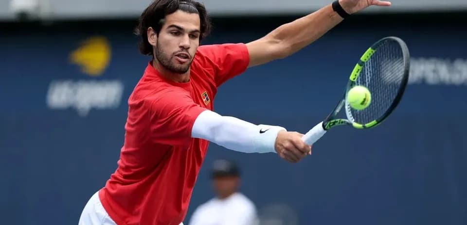 Joueur de tennis frappant une balle lors de l'entraînement