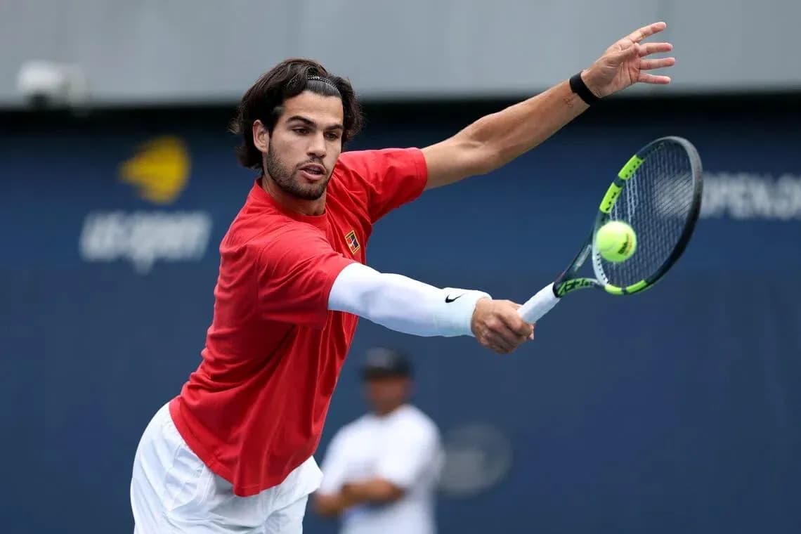 Joueur de tennis frappant une balle lors de l'entraînement