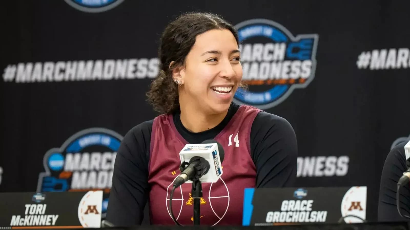 Joueuse souriante lors de la conférence de presse