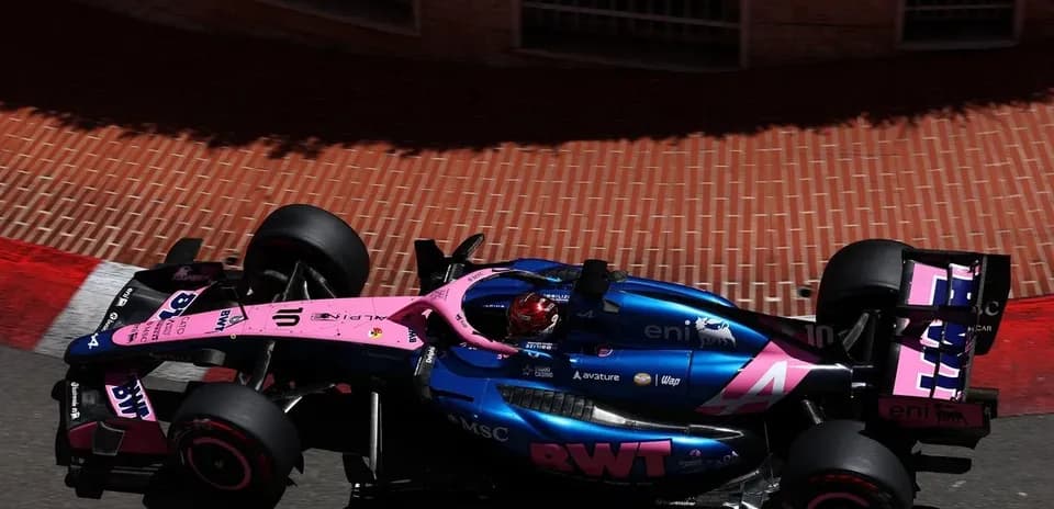Voiture de course avec une livrée rose et bleue