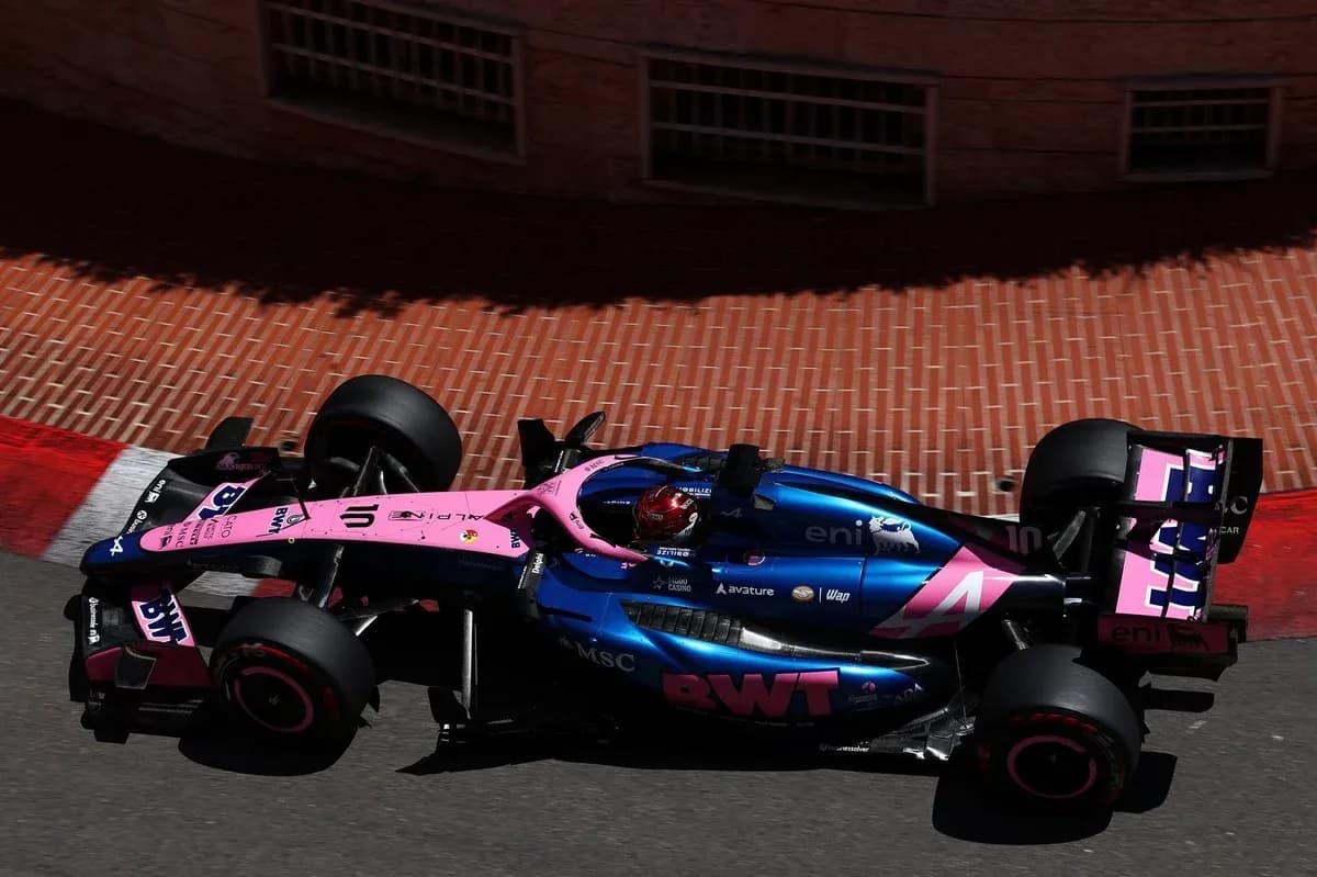 Voiture de course avec une livrée rose et bleue