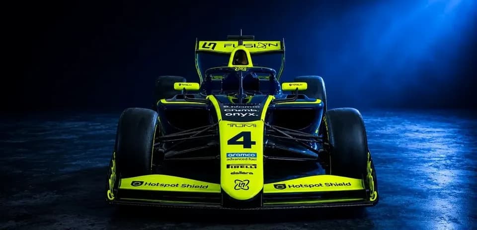 Voiture de course jaune et noire sur fond sombre