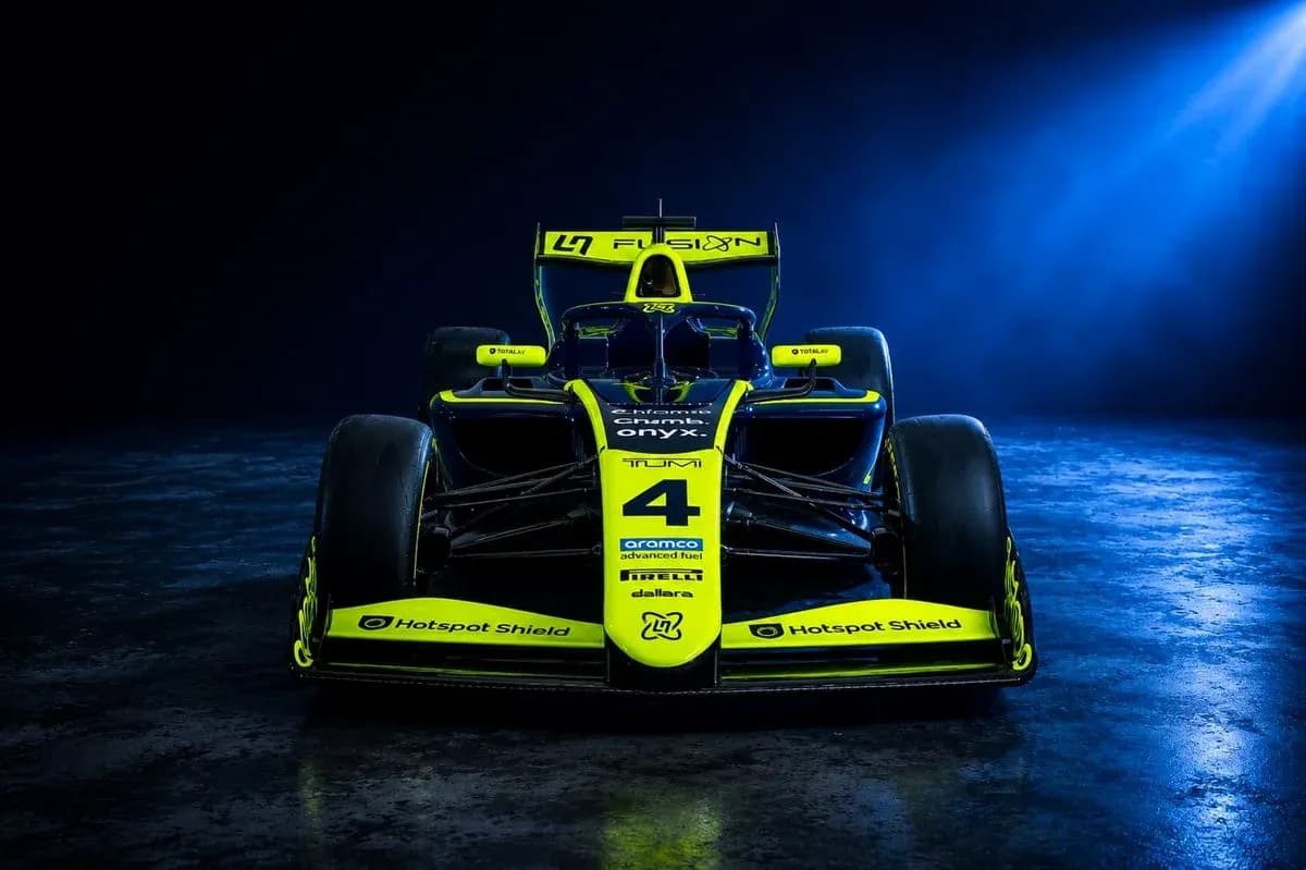 Voiture de course jaune et noire sur fond sombre