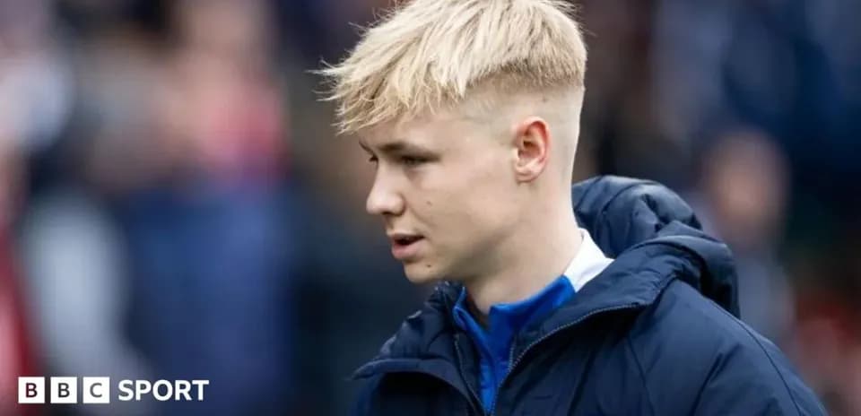 Joueur de Brighton en tenue de match sur le terrain