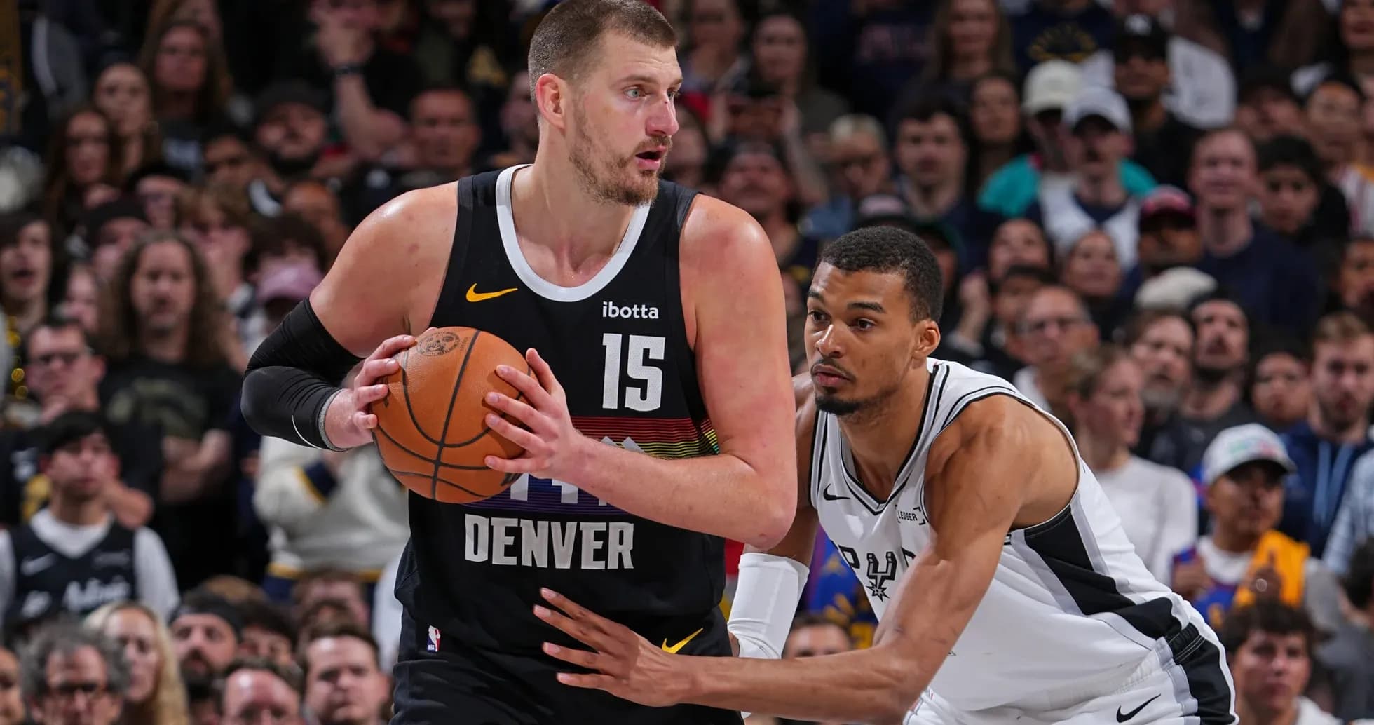 Joueur de Denver dribblant avec un défenseur proche