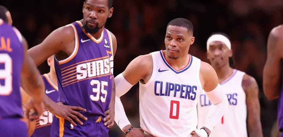 Joueurs des Clippers et Suns sur le terrain