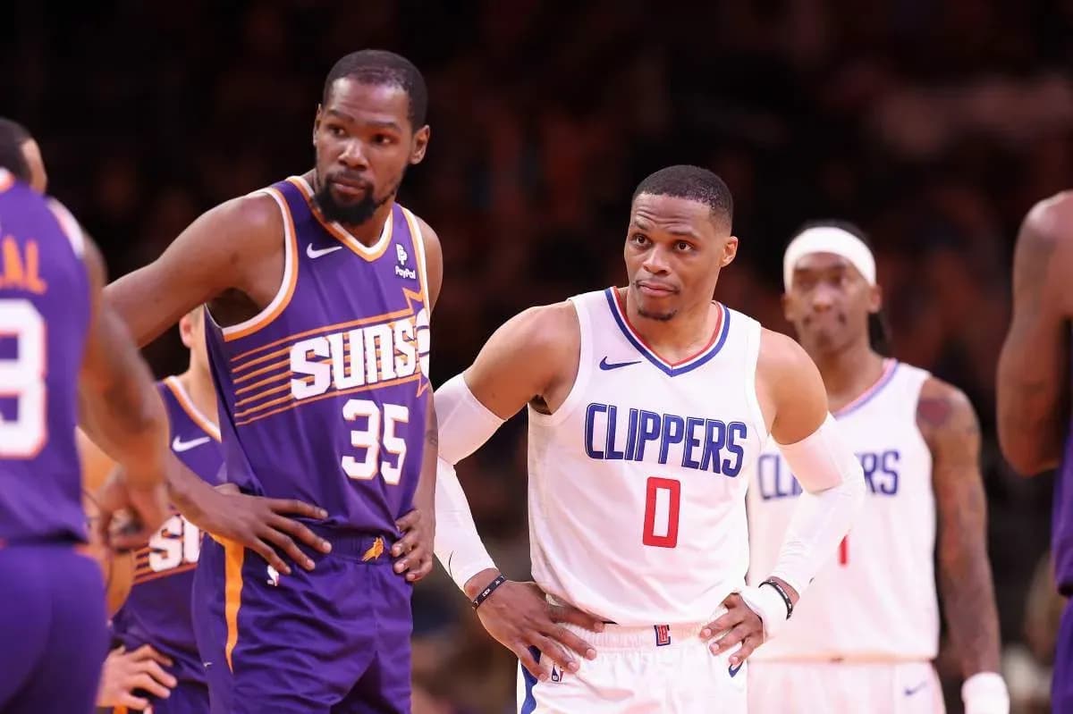 Joueurs des Clippers et Suns sur le terrain