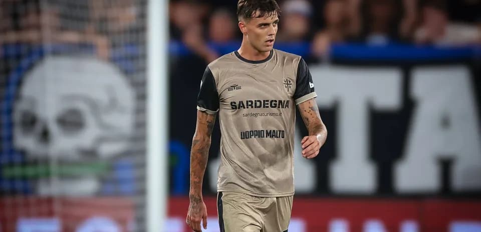 Joueur en tenue de football marchant sur le terrain
