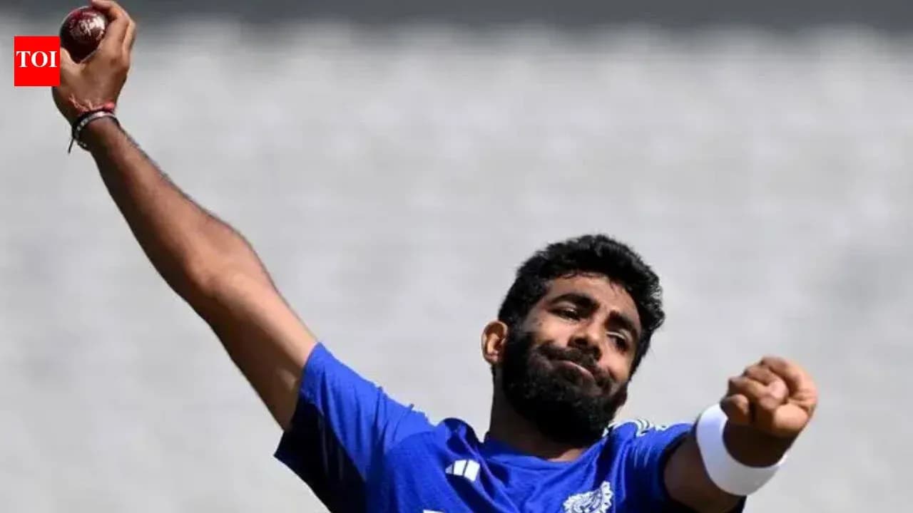 Joueur de cricket lançant une balle à l'entraînement