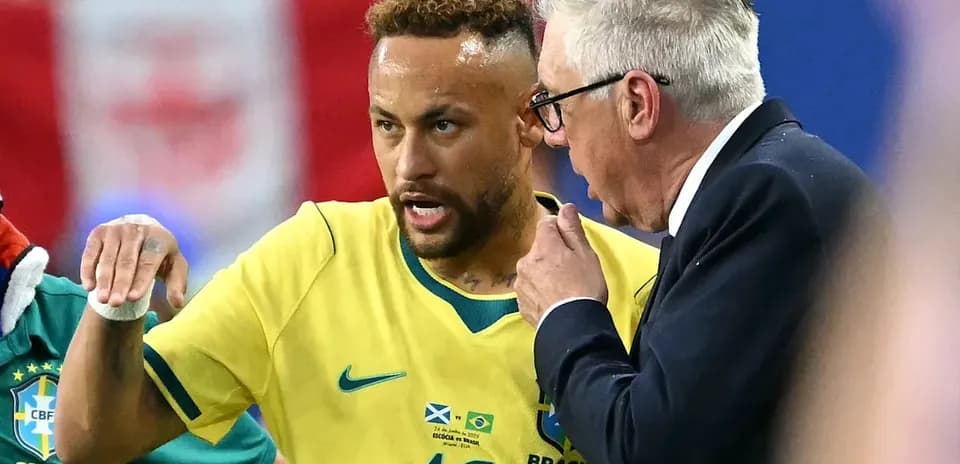 Neymar en discussion avec l'entraîneur sur le terrain