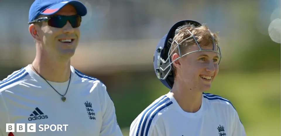 Deux joueurs de cricket souriant pendant l'entraînement