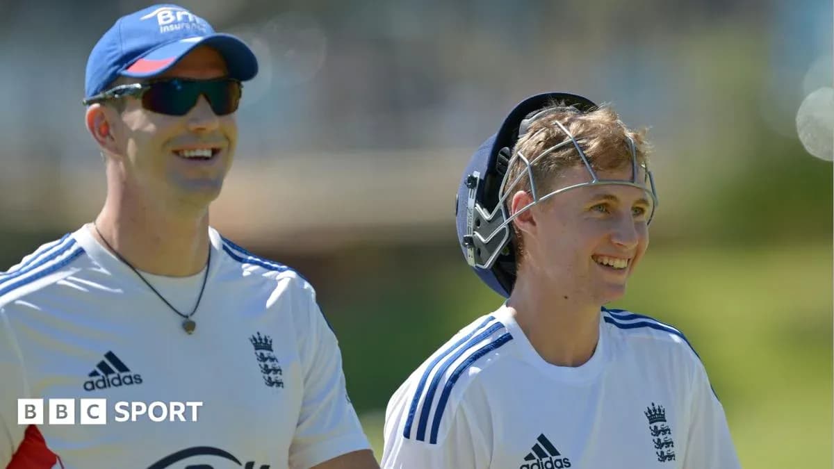 Deux joueurs de cricket souriant pendant l'entraînement
