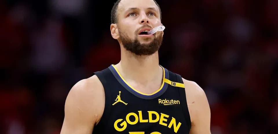 Joueur de Golden State regardant le plafond du terrain