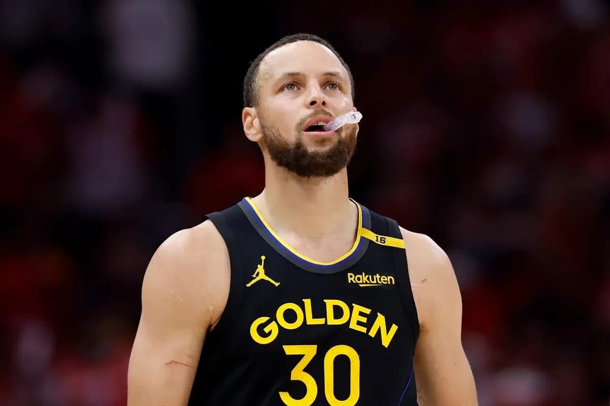 Joueur de Golden State regardant le plafond du terrain