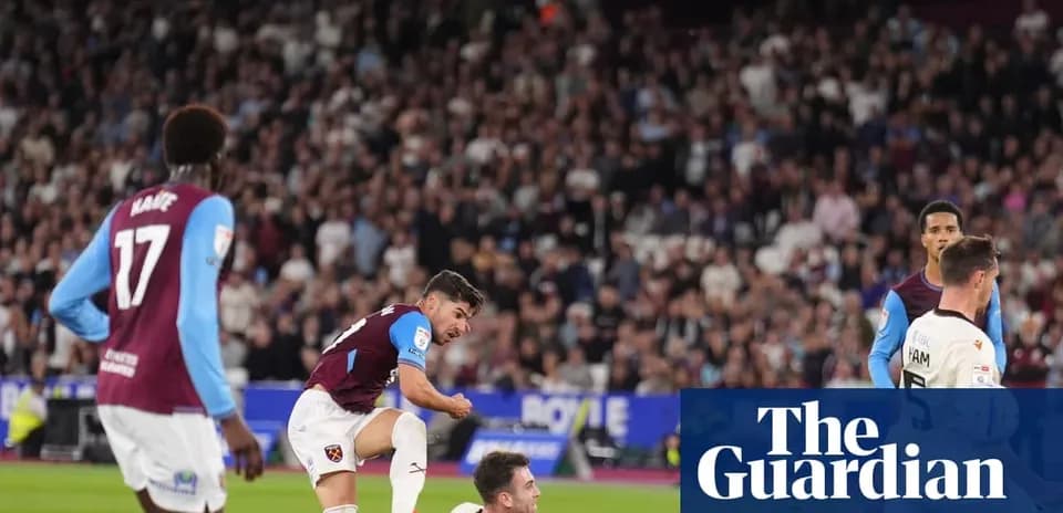 Joueur célébrant un but devant des supporters