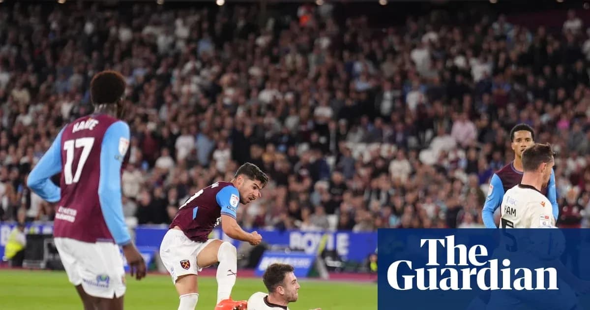 Joueur célébrant un but devant des supporters