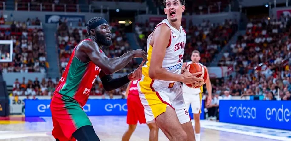 Joueur espagnol dribblant sous pression défensive