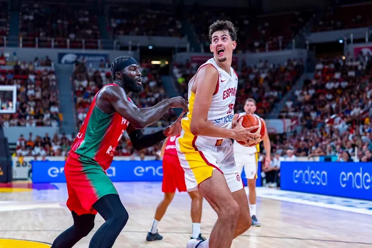 Joueur espagnol dribblant sous pression défensive