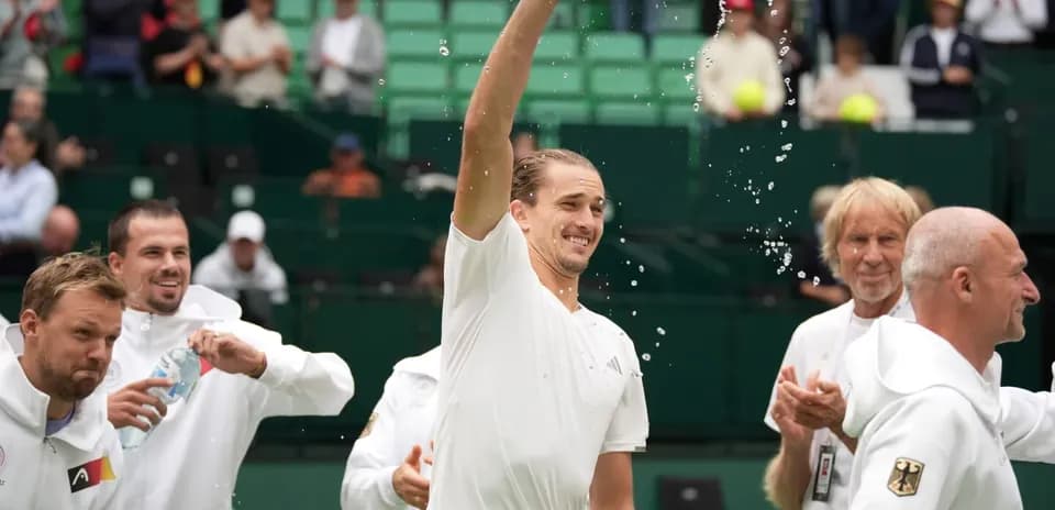 Joueur célébrant avec une bouteille d'eau sur le court