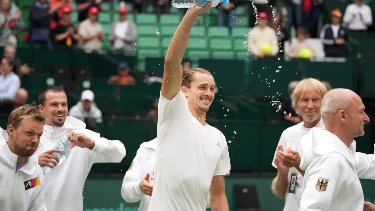 Joueur célébrant avec une bouteille d'eau sur le court