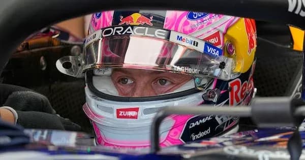 Pilote dans le cockpit d'une voiture de course