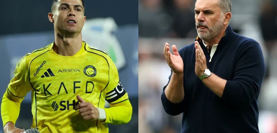 Cristiano Ronaldo et un entraîneur applaudir lors d'un match