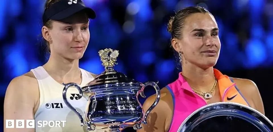 Deux joueuses tenant des trophées après un match
