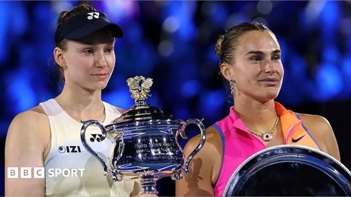 Deux joueuses tenant des trophées après un match