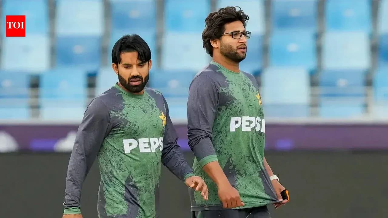 Deux joueurs de cricket pakistanais s'entraînant ensemble