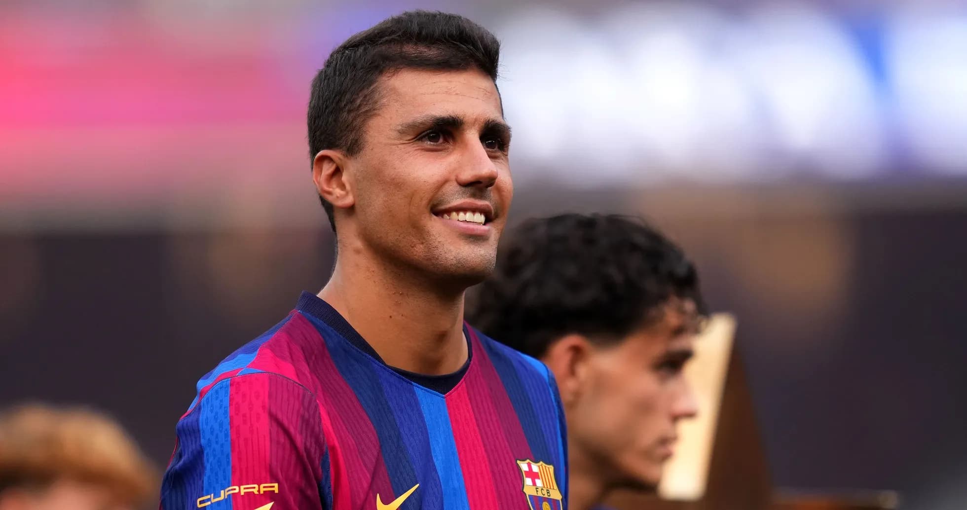 Joueur de Barcelone souriant lors de la cérémonie