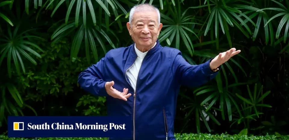 Homme souriant en veste bleue devant des plantes
