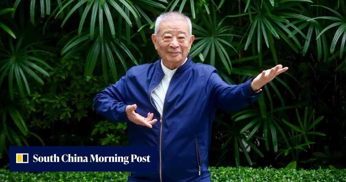 Homme souriant en veste bleue devant des plantes
