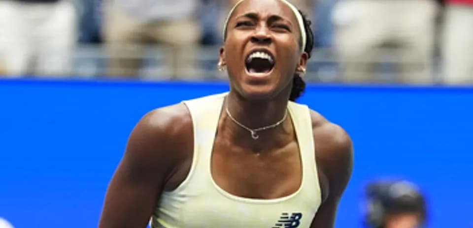 Joueuse de tennis célébrant une victoire sur le terrain