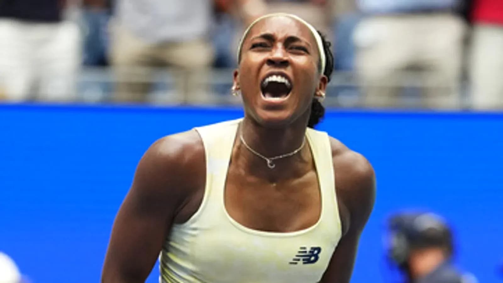 Joueuse de tennis célébrant une victoire sur le terrain