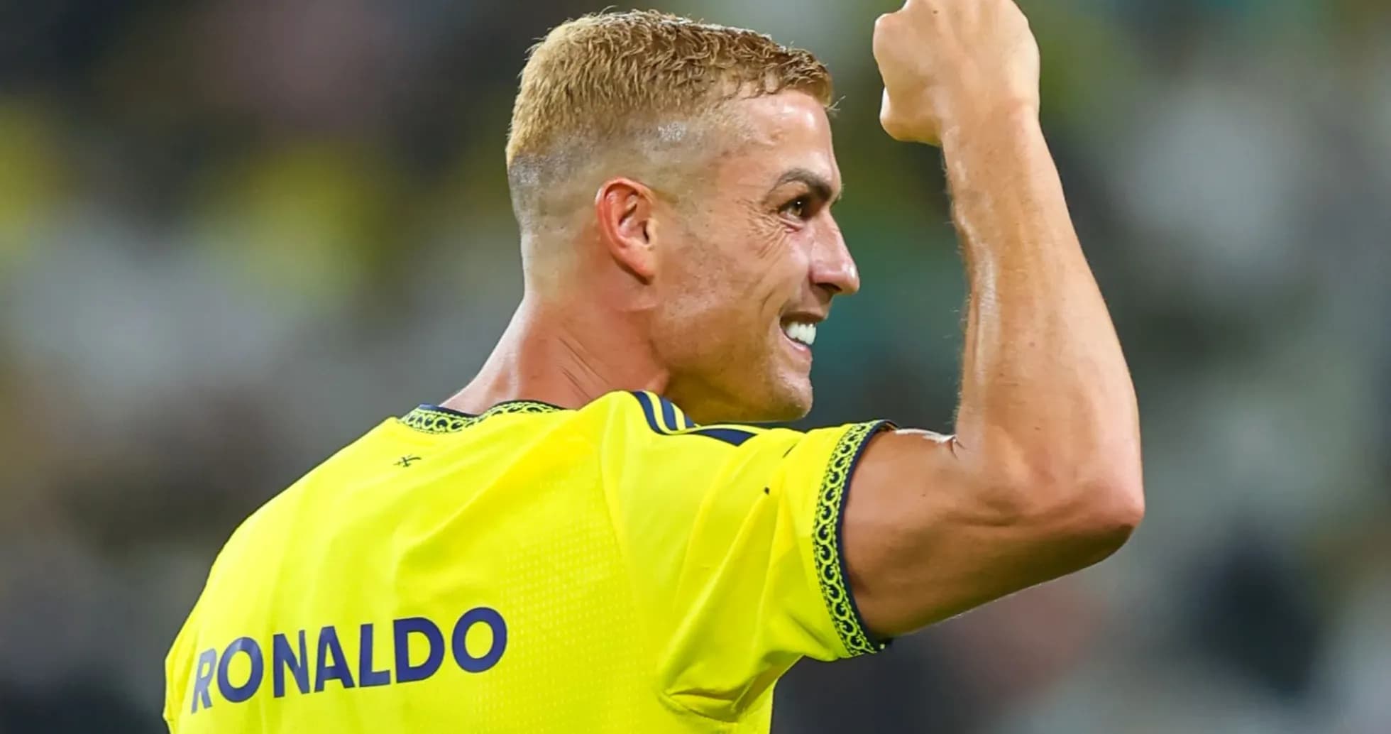 Joueur célébrant avec un poing levé sur le terrain