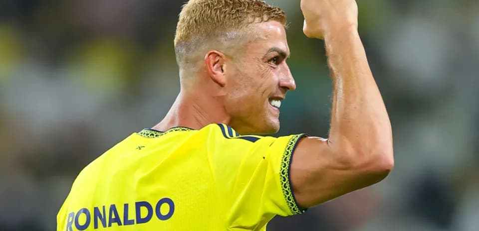 Joueur célébrant avec un poing levé sur le terrain