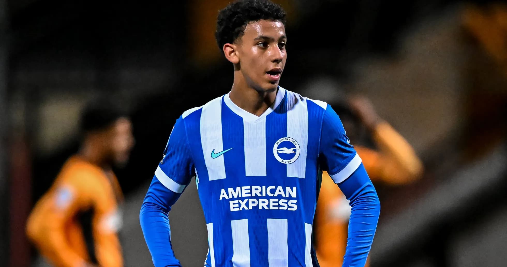 Joueur de Brighton en maillot bleu et blanc sur le terrain